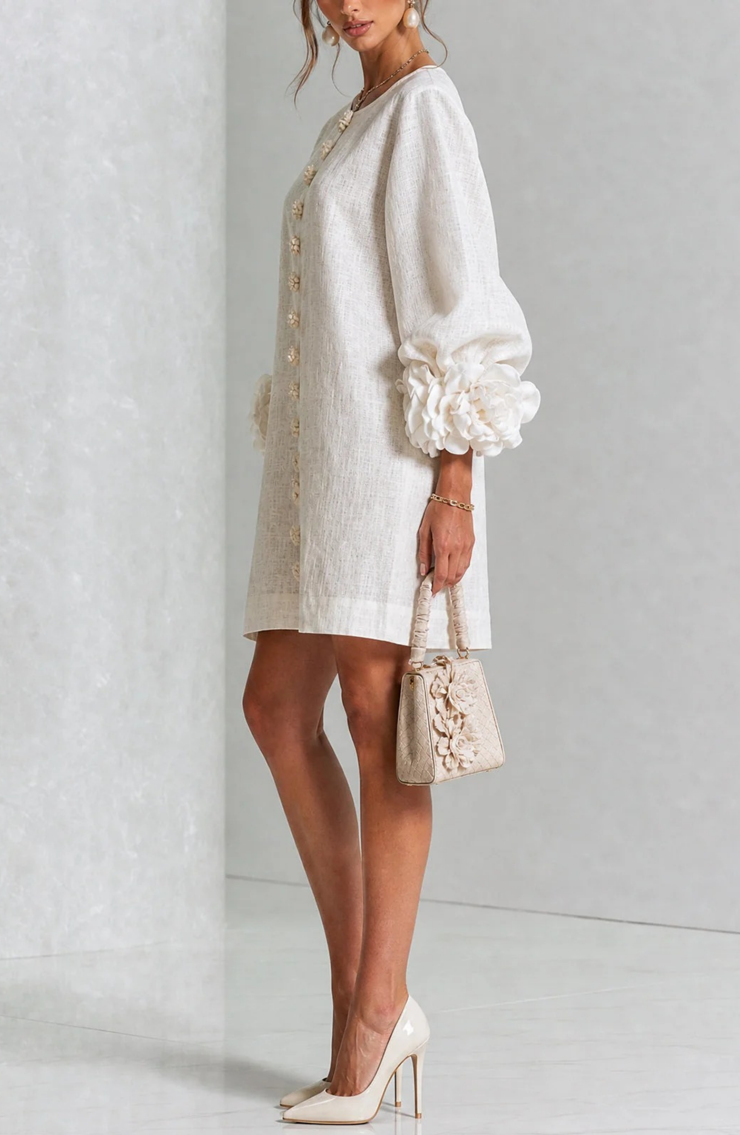 Vestido Corto Abotonado con Mangas de Flores en Relieve