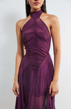 Vestido Largo Drapeado con Cuello Halter y Falda Fluida