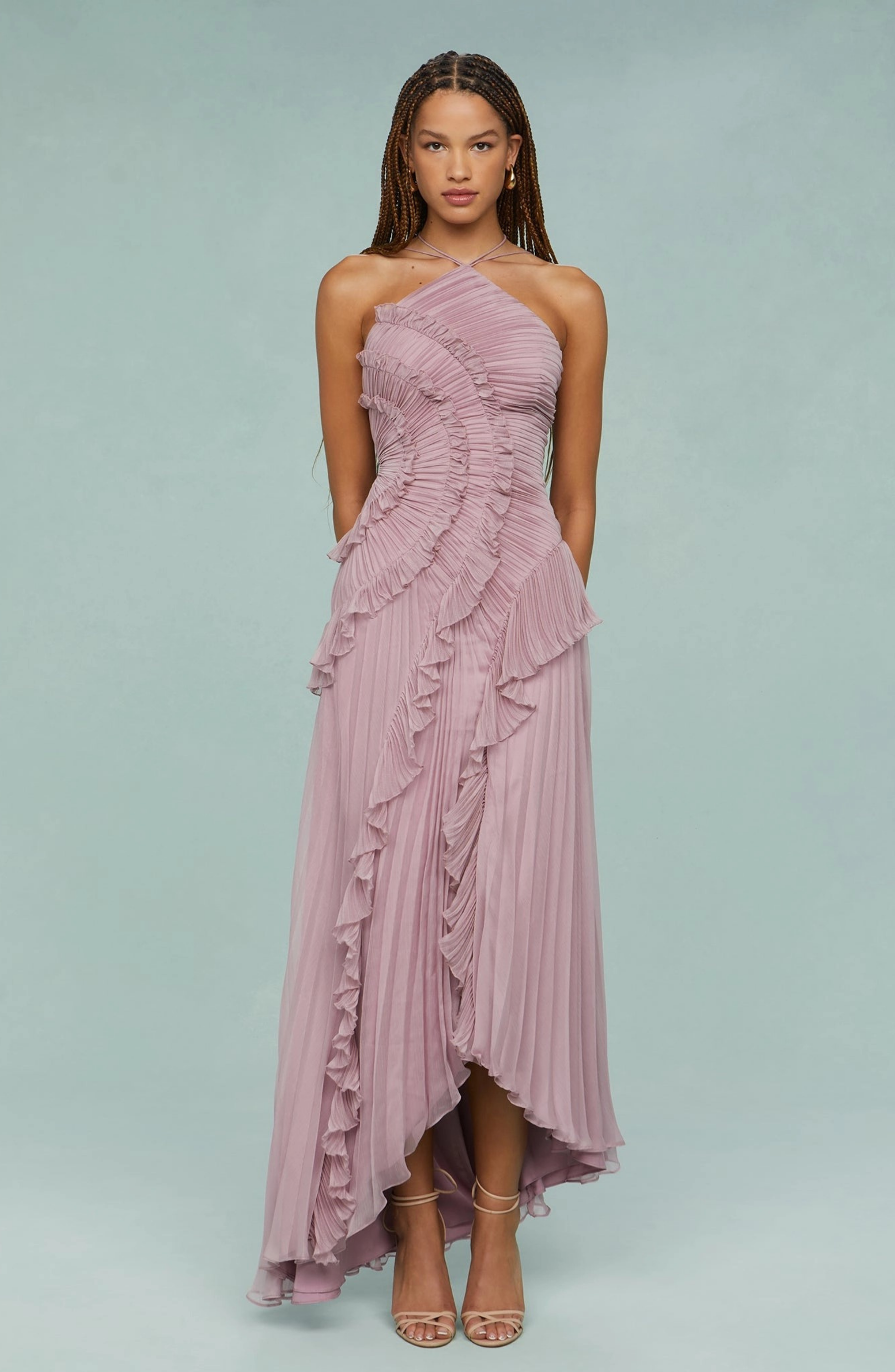 Vestido Largo Plisado con Cuello Halter y Bajo Asimétrico