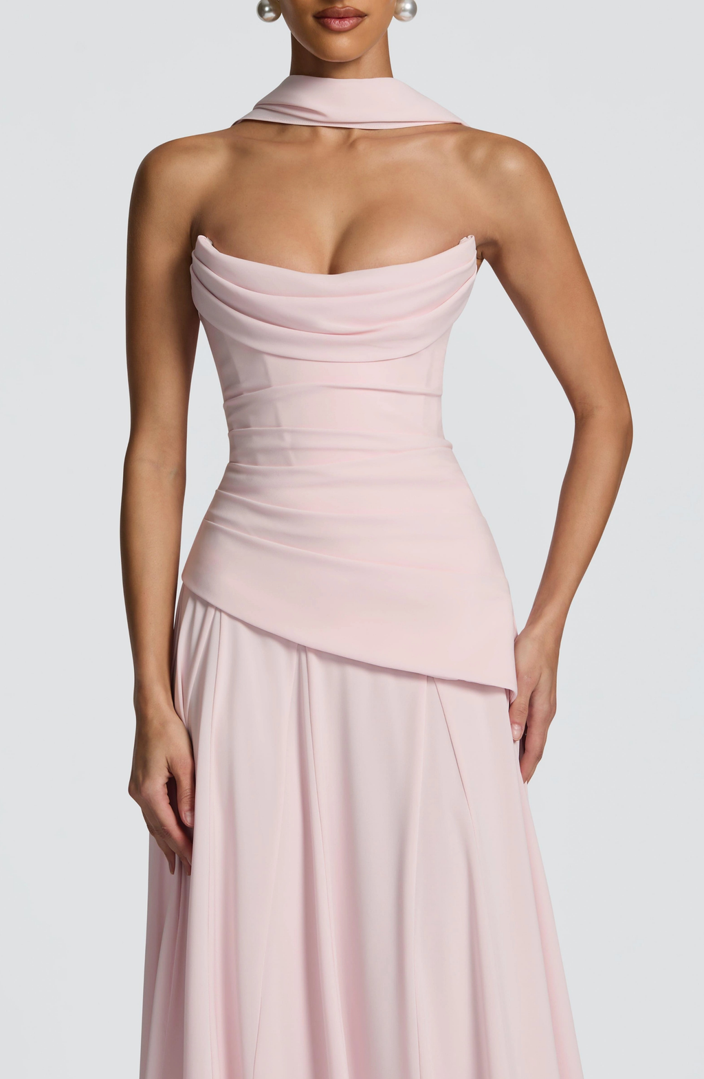 Vestido Largo Elegante Drapeado con Detalle de Pañuelo al Cuello