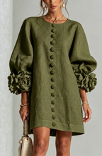 Vestido Corto Abotonado con Mangas de Flores en Relieve