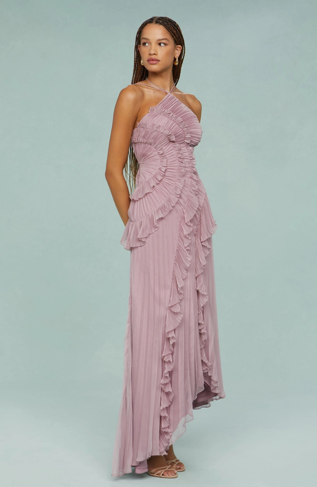 Vestido Largo Plisado con Cuello Halter y Bajo Asimétrico