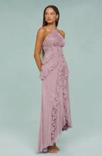 Vestido Largo Plisado con Cuello Halter y Bajo Asimétrico