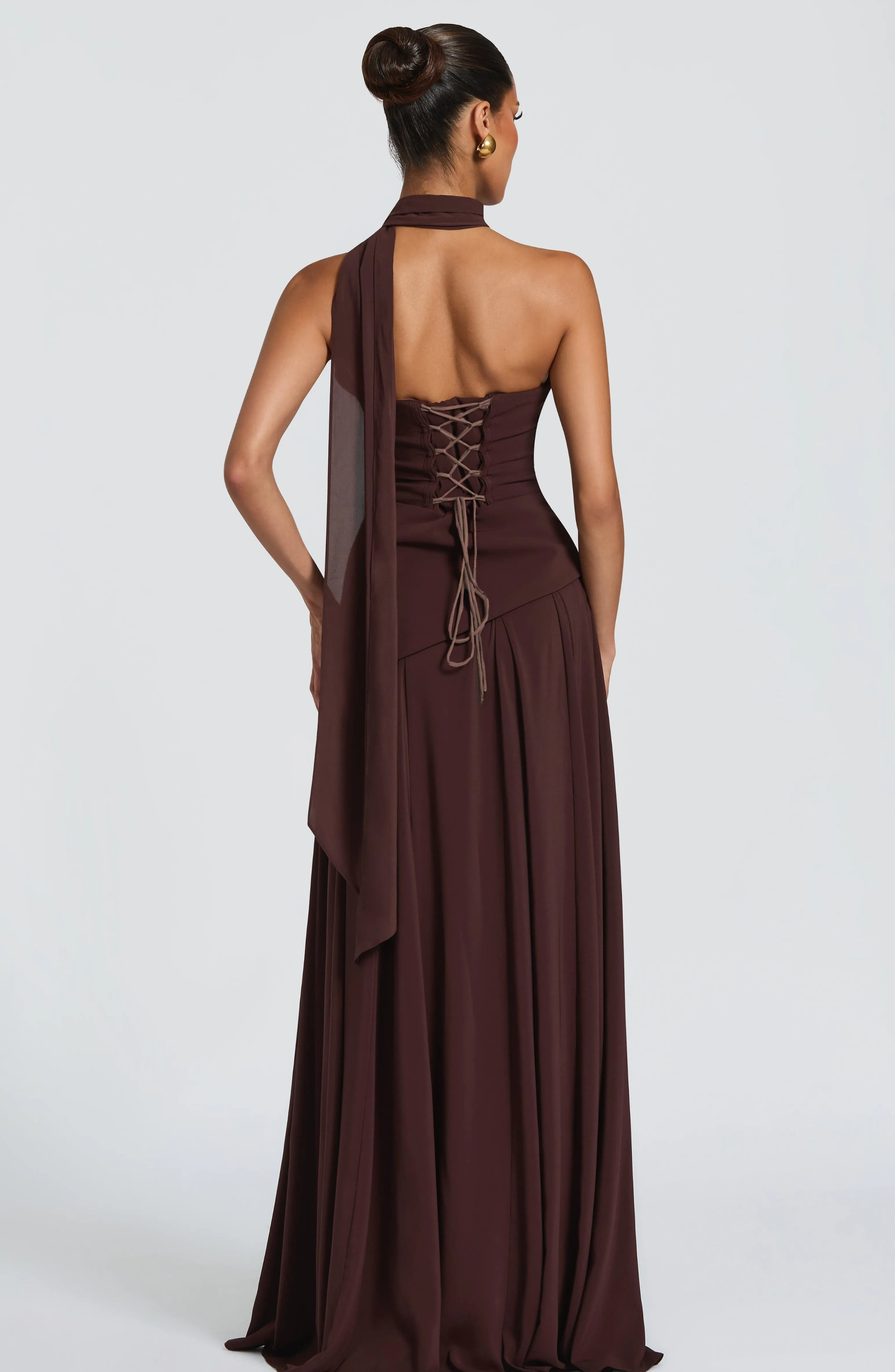 Vestido Largo Elegante Drapeado con Detalle de Pañuelo al Cuello