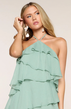 Vestido Corto Fluido con Cuello Halter y Falda de Volantes en Capas