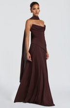 Vestido Largo Elegante Drapeado con Detalle de Pañuelo al Cuello
