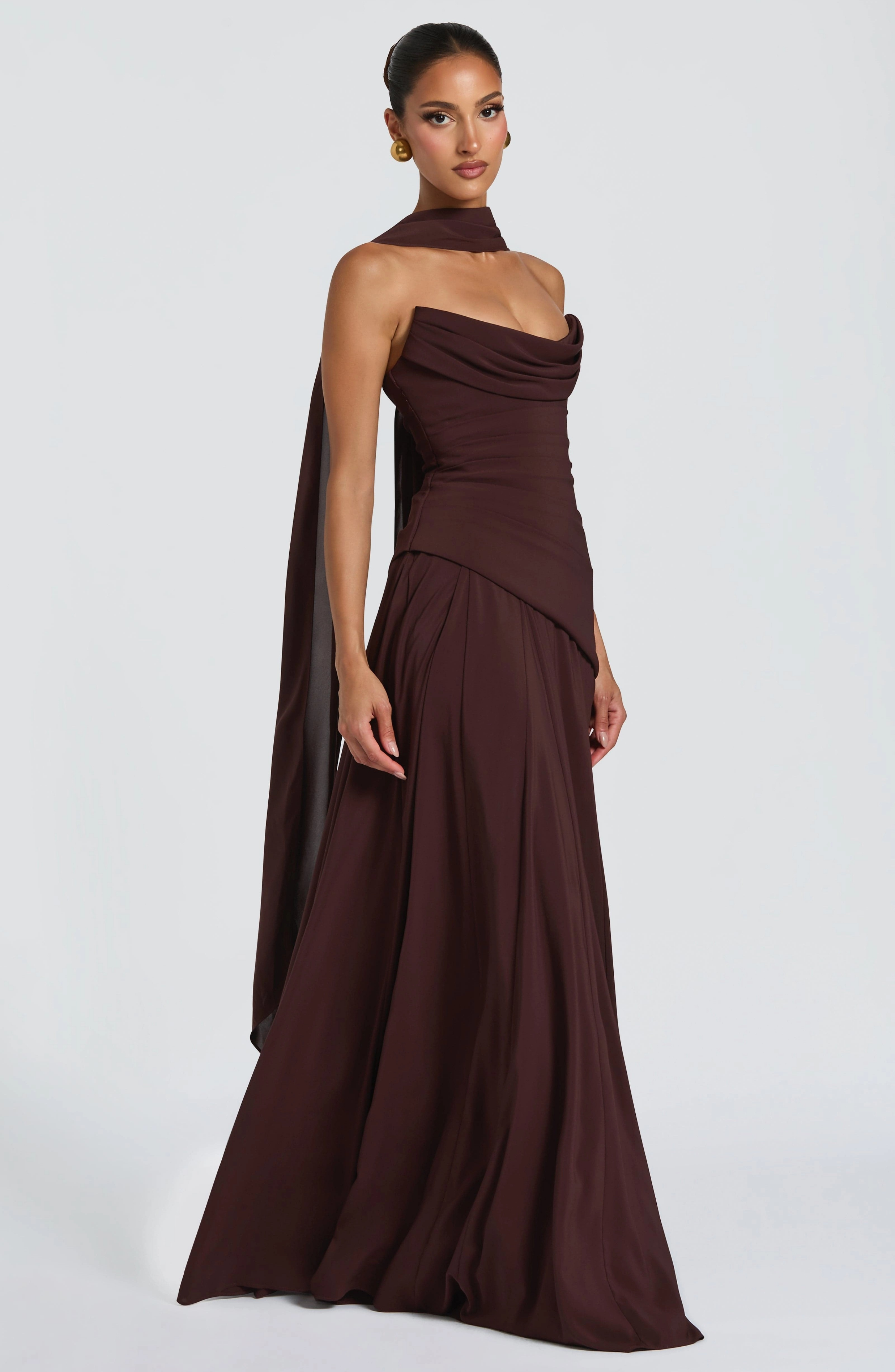 Vestido Largo Elegante Drapeado con Detalle de Pañuelo al Cuello