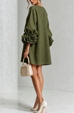 Vestido Corto Abotonado con Mangas de Flores en Relieve