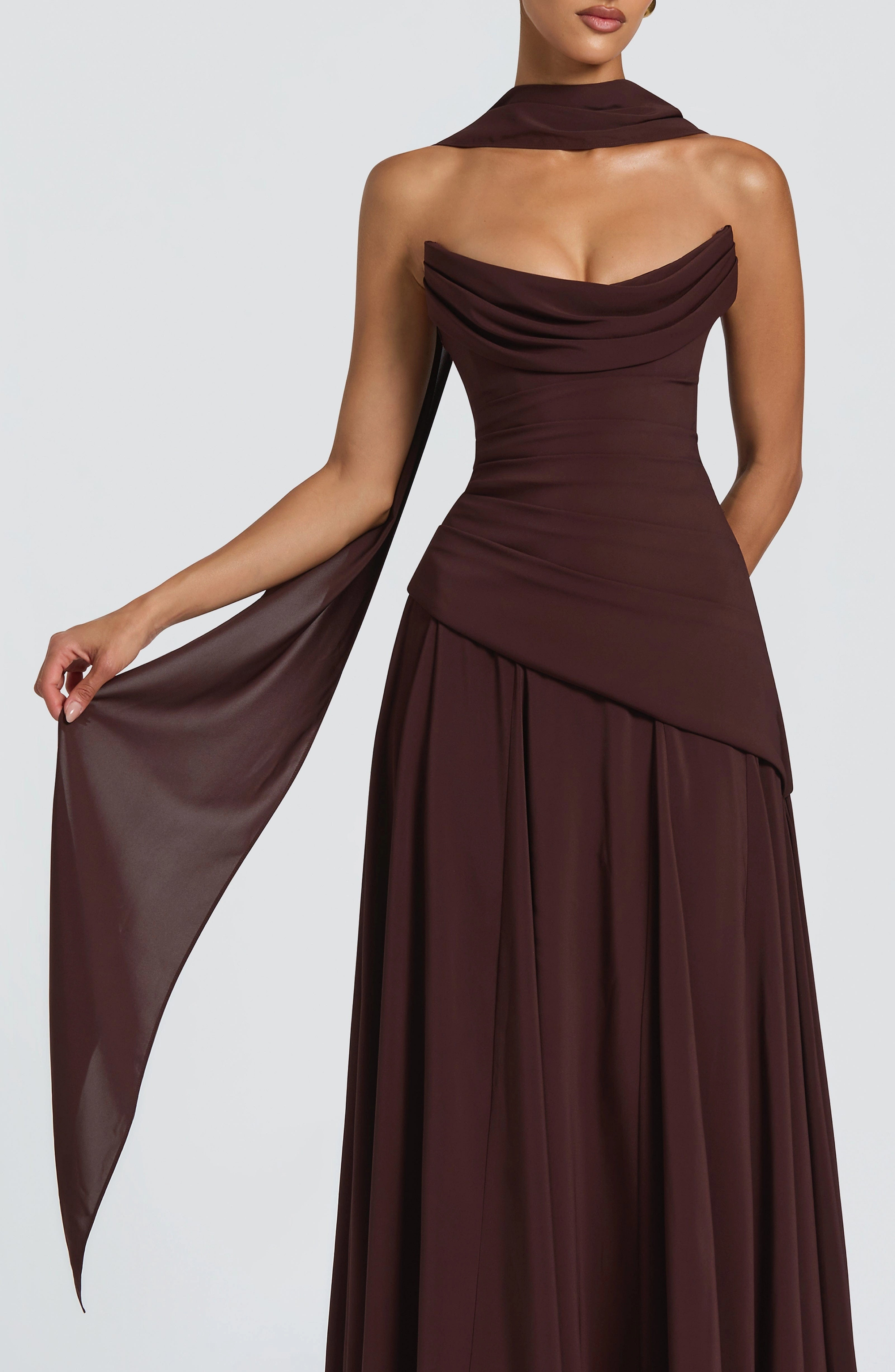 Vestido Largo Elegante Drapeado con Detalle de Pañuelo al Cuello