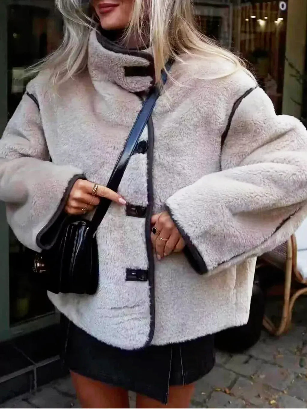 Copenhague – Chaqueta Texturizada con Cuello Alto
