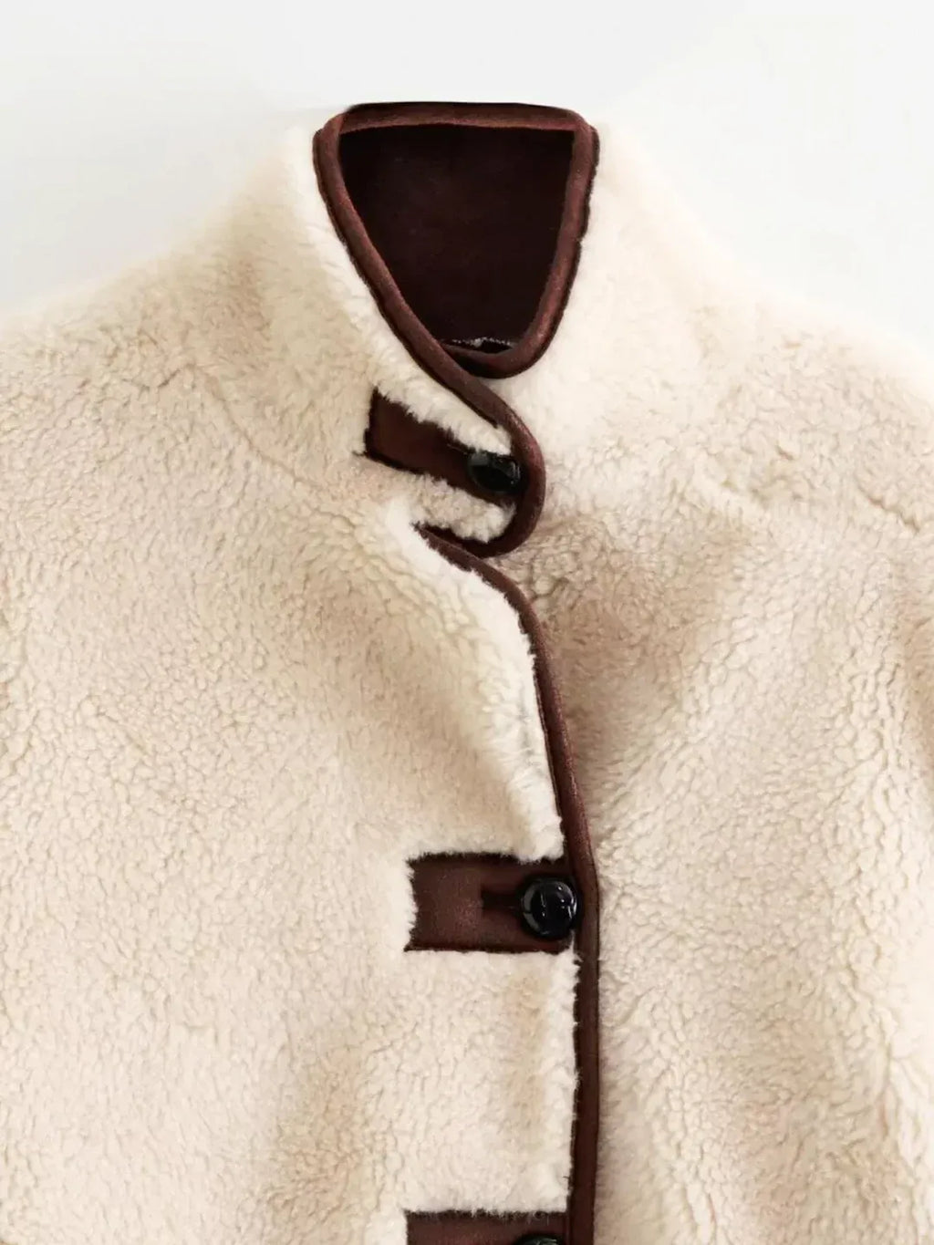 Copenhague – Chaqueta Texturizada con Cuello Alto