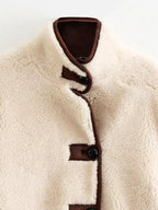 Copenhague – Chaqueta Texturizada con Cuello Alto