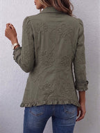 Alexandrine | Chaqueta de estilo bohemio-chic bordada con flores verdes retro y ribete fruncido.